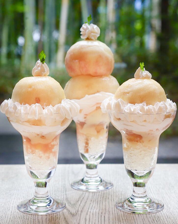 極上のスイーツ 京都市伏見区にあるお店 伊藤軒 の桃を丸ごと乗せたパフェ もも畑