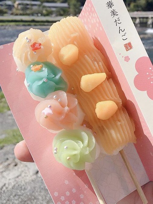 極上のスイーツ 京都市嵐山駅近くにあるお店 寺子屋本舗 嵐山渡月橋店 の 華美だんご