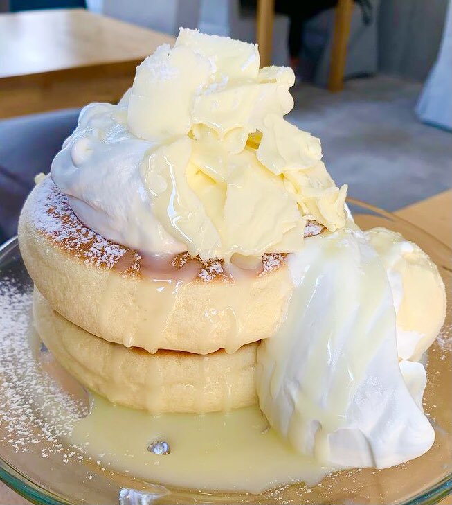 極上のスイーツ 北海道札幌市にある 円山ぱんけーき の 白のぱんけーき 発酵バターをのせて